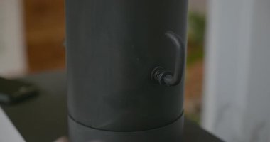 Adam Şömine 4K 10-bit 'te Ateş Yapıyor