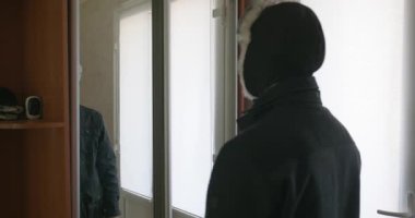 Kışın Giyinen Adam 4K 10-bit Dışarı Çıkmaya Hazırlanıyor