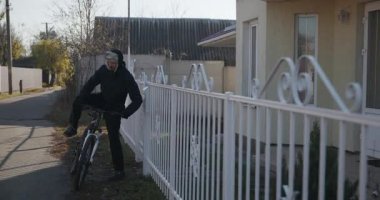 Kışın 4K 10-bit 'te Bisiklet Süren Adam