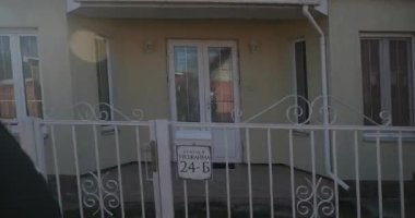 Kışın 4K 10-bit 'te Bisiklet Süren Adam