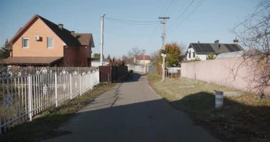 Kışın 4K 10-bit 'te Bisiklet Süren Adam