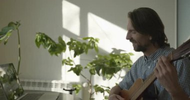 Bilgisayarı kullanarak Müzisyen Öğretmen Gitar Dersi Veriyor. 4K 10-bit