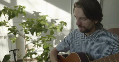 Bilgisayarı kullanarak Müzisyen Öğretmen Gitar Dersi Veriyor. 4K 10-bit