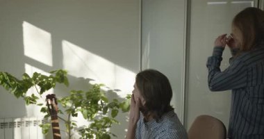 İki Erkek İş Arkadaşı Ofiste Çalışma Projesini Tartışıyor. 4K 10-bit