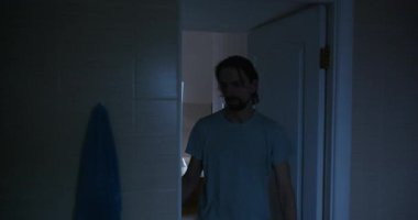 Adam yüzünü yıkar, dişlerini fırçalar banyoda 4K 10-bit