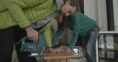 Evde Tadilat Yapan İki Adam. 4K 10-bit