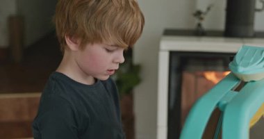 Çocuk Manyetik Beyaz Tahtayla Oynuyor 4K 10-bit