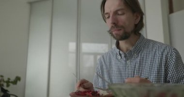 Adam Mutfakta Kahvaltı Yiyor 'da. 4K 10-bit