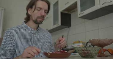 Adam Mutfakta Kahvaltı Yiyor 'da. 4K 10-bit