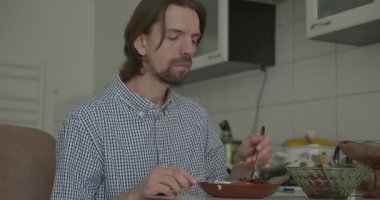 Adam Mutfakta Kahvaltı Yiyor 'da. 4K 10-bit