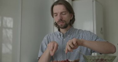 Adam Mutfakta Kahvaltı Yiyor 'da. 4K 10-bit