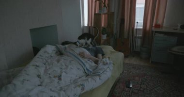 Adam Smartphone ve Kitten ile yatakta uyanıyor. 4K 10-bit