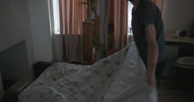 İnsan uyuduktan sonra yatağını yapar. 4K 10-bit