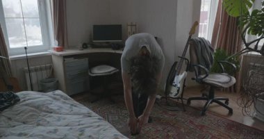 Adam evde egzersiz yapıyor. Antrenman mı? 4K 10-bit