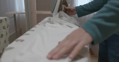 Adam, Koridordaki Evde Gömlek Ütülüyor. 4K 10-bit