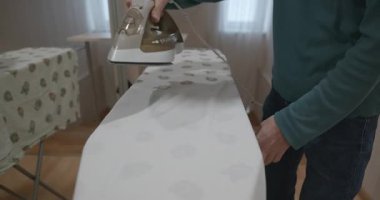 Adam, Koridordaki Evde Gömlek Ütülüyor. 4K 10-bit