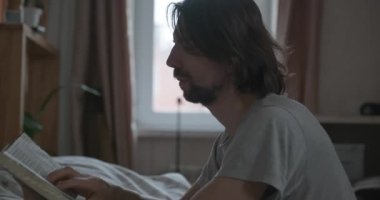 Adam sabah dua ediyor ve İncil okuyor. 4K 10-bit