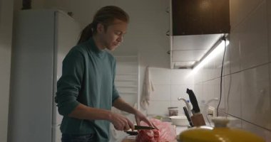 Adam Mutfakta Ev Yapımı Pizza Pişiriyor. 4K 10-bit