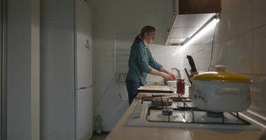 Adam Mutfakta Ev Yapımı Pizza Pişiriyor. 4K 10-bit