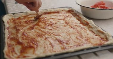 Adam Mutfakta Ev Yapımı Pizza Pişiriyor. 4K 10-bit