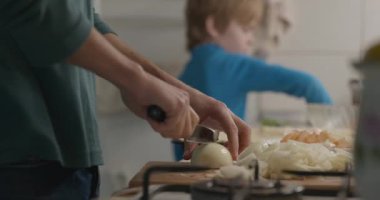 Adam Mutfakta Ev Yapımı Pizza Pişiriyor. 4K 10-bit