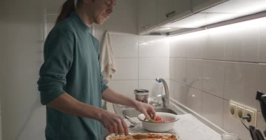 Adam Mutfakta Ev Yapımı Pizza Pişiriyor. 4K 10-bit