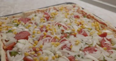 Adam Mutfakta Ev Yapımı Pizza Pişiriyor. 4K 10-bit