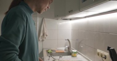 Adam Mutfakta Ev Yapımı Pizza Pişiriyor. 4K 10-bit