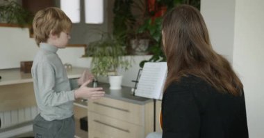 Erkek Öğretmen Bir Çocuğa Müzik Dersi Veriyor. Adam Çocuğa Müzik Enstrümanı çalmayı öğretiyor. 4K 10-bit