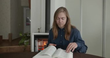 Erkek Hıristiyan Sabah Duası ve İncil Okuma. 4K 10-bit