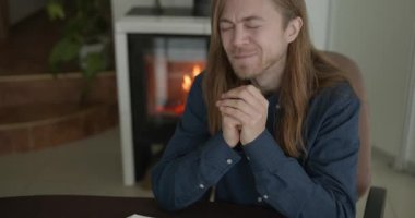 Erkek Hıristiyan Sabah Duası ve İncil Okuma. 4K 10-bit