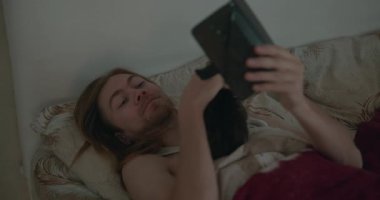 Adam yavru kediyle yattıktan sonra uyanıyor. 4K 10-bit