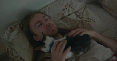 Adam yavru kediyle yattıktan sonra uyanıyor. 4K 10-bit