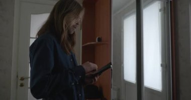 Erkek Elbiseleri Dışarı Çıkmaya Hazırlanıyor. Kış Kıyafeti 'ni giyer. 4K 10-bit