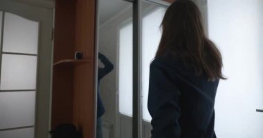 Erkek Elbiseleri Dışarı Çıkmaya Hazırlanıyor. Kış Kıyafeti 'ni giyer. 4K 10-bit