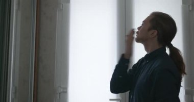 Erkek Elbiseleri Dışarı Çıkmaya Hazırlanıyor. Kış Kıyafeti 'ni giyer. 4K 10-bit