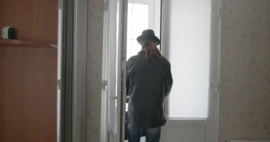 Erkek Elbiseleri Dışarı Çıkmaya Hazırlanıyor. Kış Kıyafeti 'ni giyer. 4K 10-bit