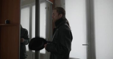 Adam eve dönüyor. Kış Giysileri. 4K 10-bit