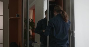 Adam eve dönüyor. Kış Giysileri. 4K 10-bit