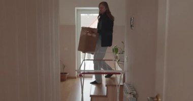 Genç adam kurutucuya çamaşır asıyor. 4K 10-bit