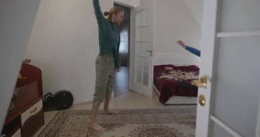 Adam evde Kid 'le egzersiz yapıyor. Evet. 4K 10-bit