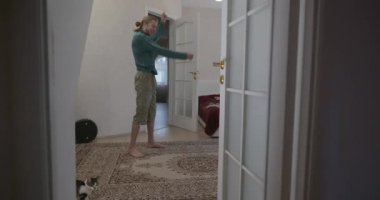 Adam evde Kid 'le egzersiz yapıyor. Evet. 4K 10-bit