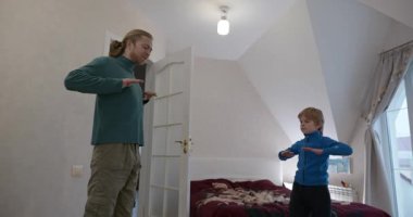 Adam evde Kid 'le egzersiz yapıyor. Evet. 4K 10-bit