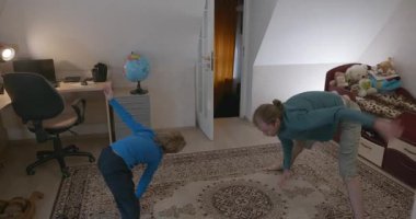 Adam evde Kid 'le egzersiz yapıyor. Evet. 4K 10-bit