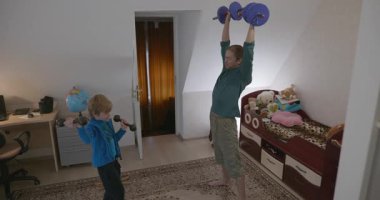 Adam evde Kid 'le egzersiz yapıyor. Evet. 4K 10-bit