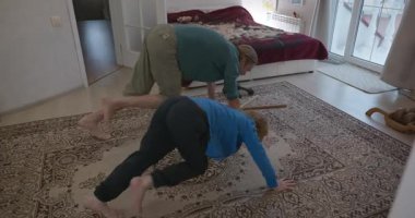 Adam evde Kid 'le egzersiz yapıyor. Evet. 4K 10-bit