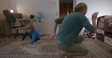 Adam evde Kid 'le egzersiz yapıyor. Evet. 4K 10-bit