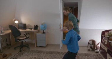 Adam evde Kid 'le egzersiz yapıyor. Evet. 4K 10-bit