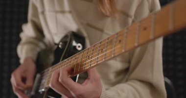 Erkek Müzisyen Gitarist Ev Stüdyosunda Elektro Gitar Çalıyor. 4K 10-bit