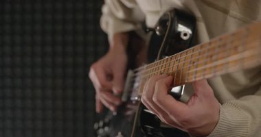 Erkek Müzisyen Gitarist Ev Stüdyosunda Elektro Gitar Çalıyor. 4K 10-bit